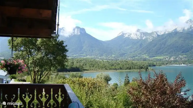 Blick auf den See und die Berge