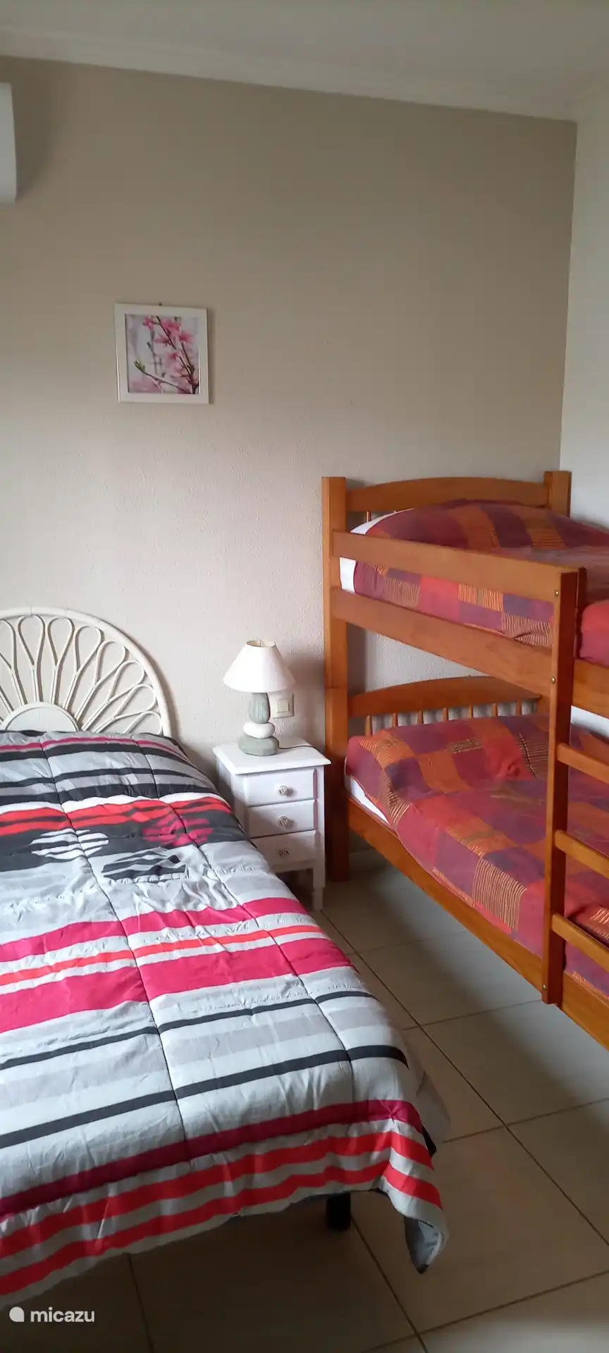 Kinderslaapkamer met enkel- en stapelbed