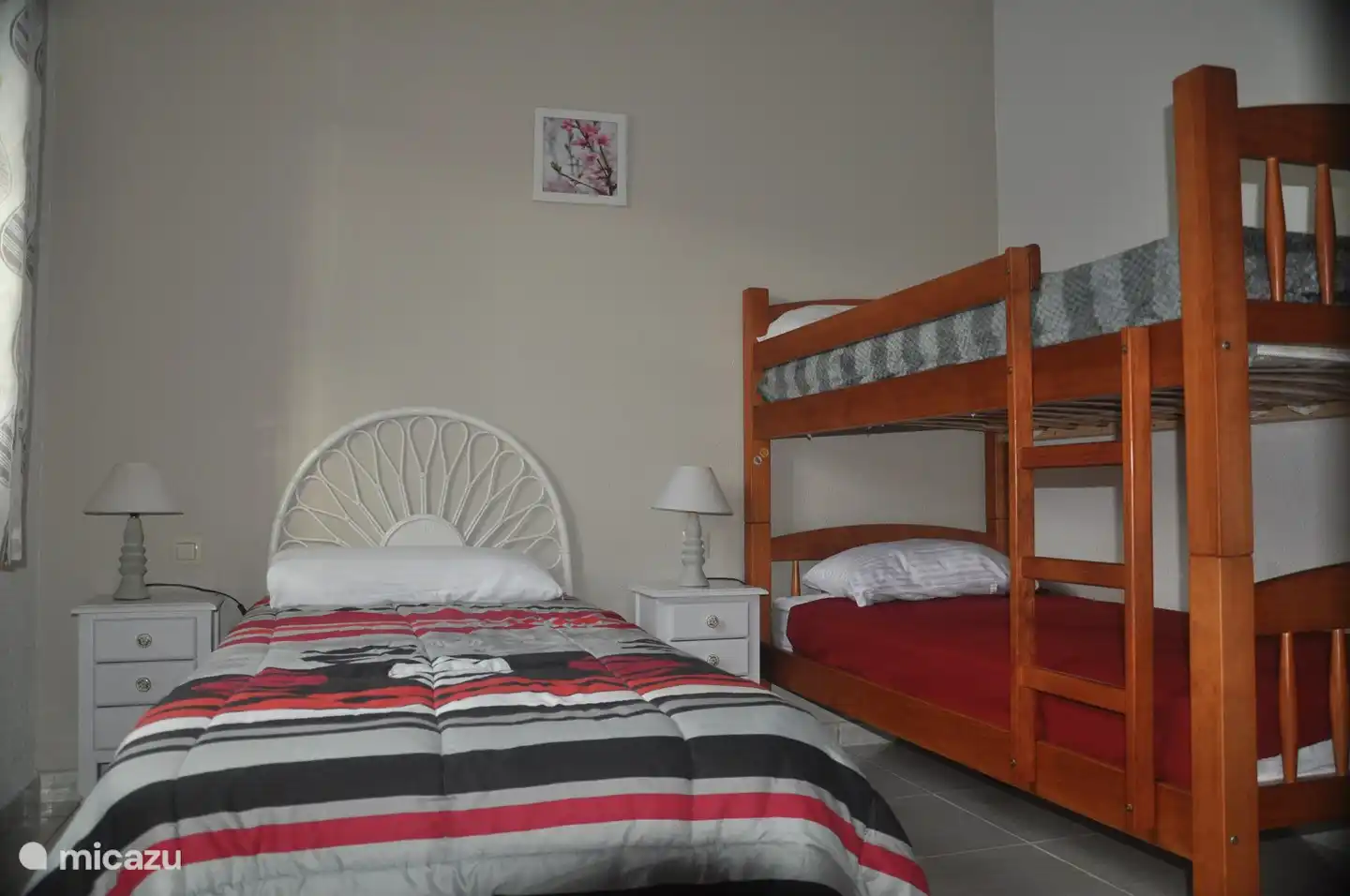 tweede slaapkamer met eenpersoonsbed en stapelbed