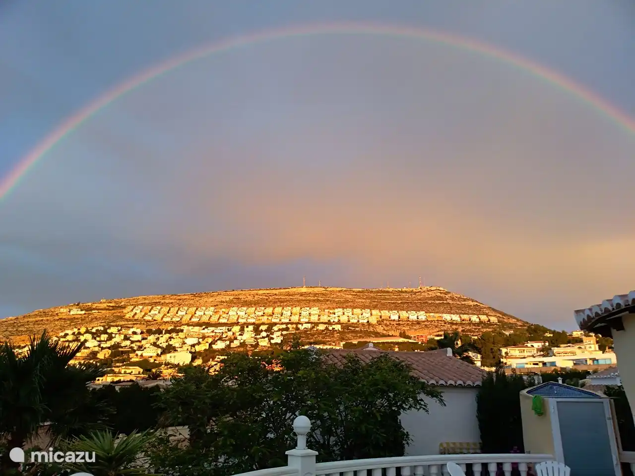 Mooie volledige regenboog na een regenbuitje