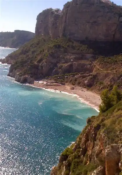 Dichtstbijzijnde strandje op ca 1,5 km.
Langs de fantastische kustlijn vele kleine en middelgrote stranden en vissersdorpjes.