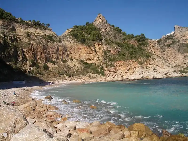 Rotspartijen tot direct aan zee maken dit soort prachtige plaatjes.