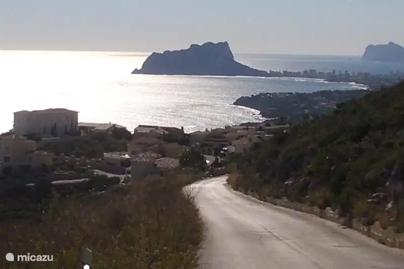 Uitzicht vanaf de Cumbre op de Ifach (de rots van Calpe)