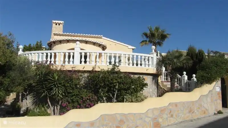 Gelegen in een rustige straat van een mooie villawijk