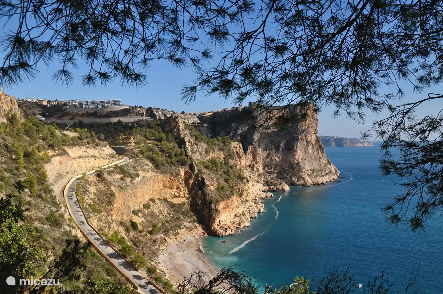 Het mooie strand van de Cumbre  cala Moraig van boven gezien