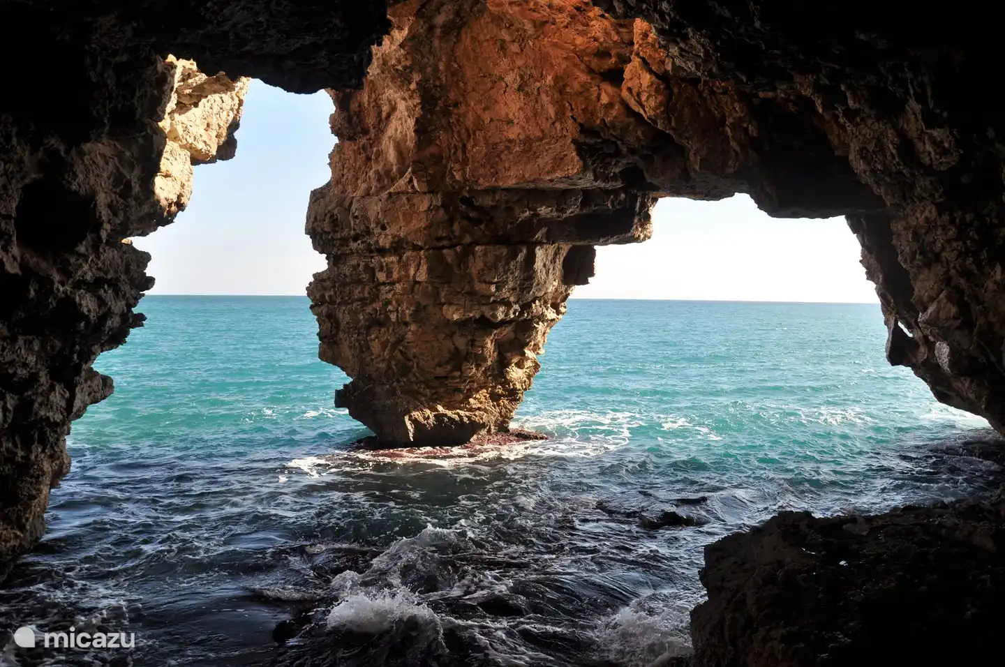 Grot op het strand Cala moraig