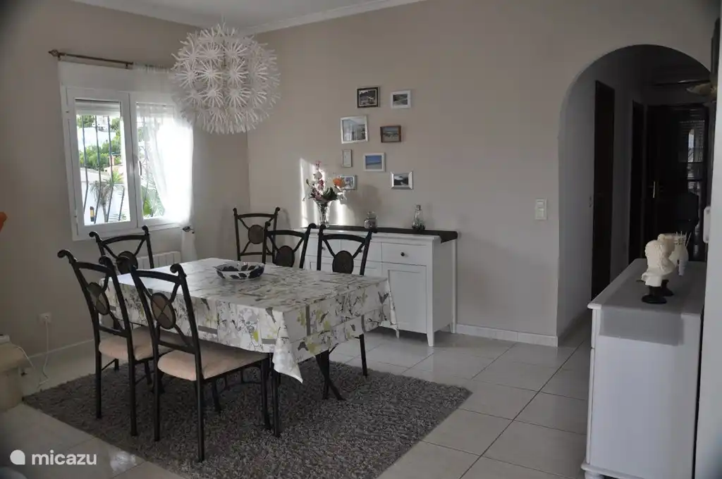 ruime living met tafel voor zes personen