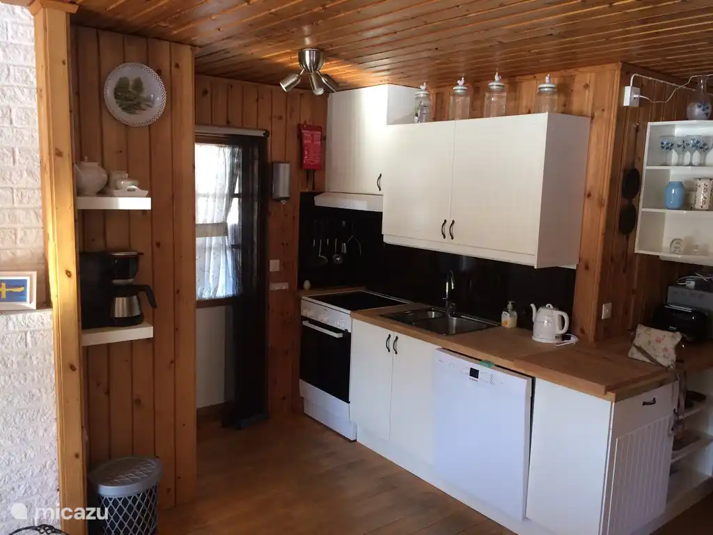 La cuisine avec sortie sur la véranda