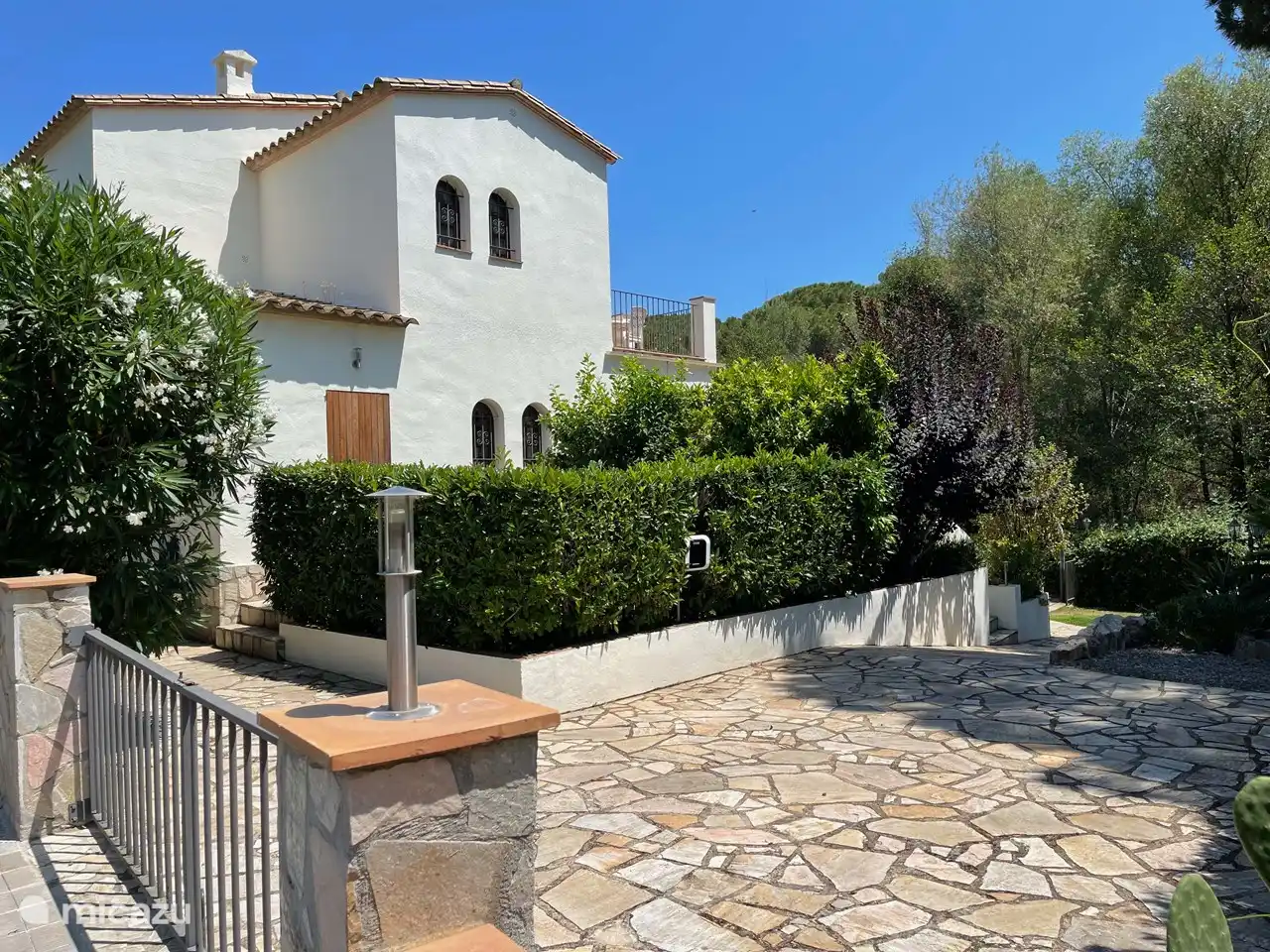 The side of the house, accessible through a closed gate where private parking is possible. Optionally, the charging station for an electric car can be used.