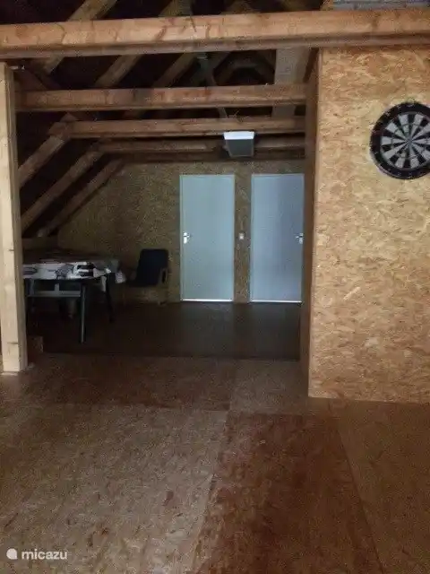 Amplia buhardilla donde se han creado 2 dormitorios. Todavía hay mucho espacio para jugar.