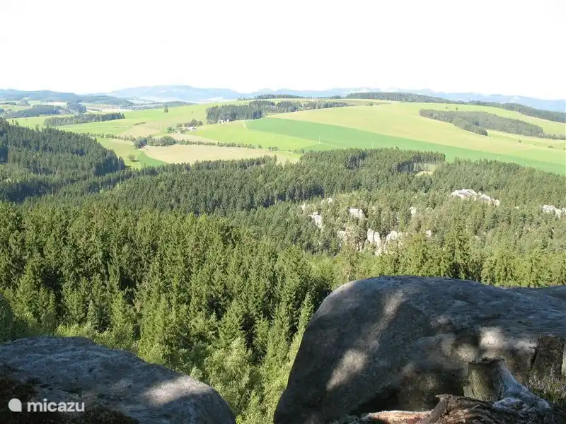 Hermosas vistas se pueden ver desde una roca de arena y cal. Maravilloso caminar aquí.