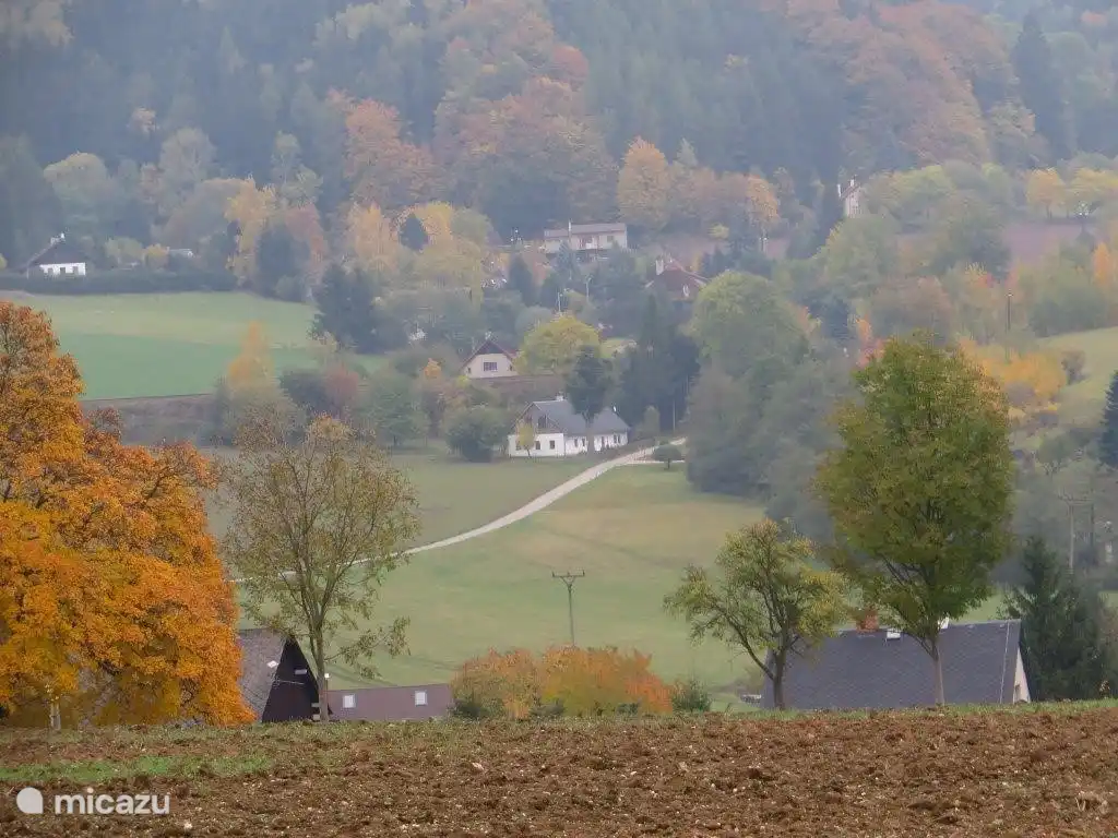 casa tomada en la distancia del pueblo