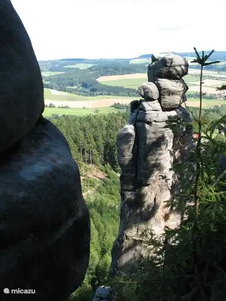Ver durante la caminata rocas de arena y cal.