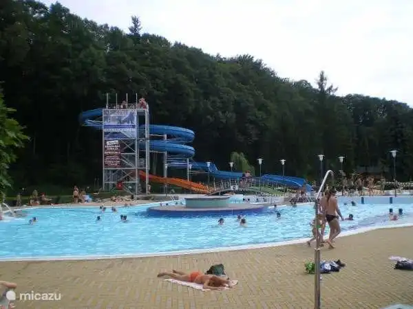 piscina con toboganes (nuevos) en trutnov