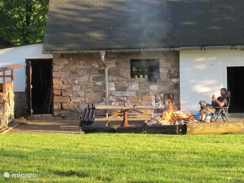 acogedora chimenea para sentarse por la noche