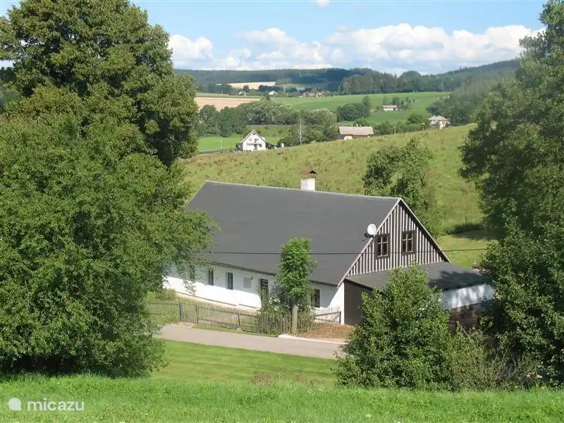 La casa es libre y espaciosa en un paisaje montañoso.