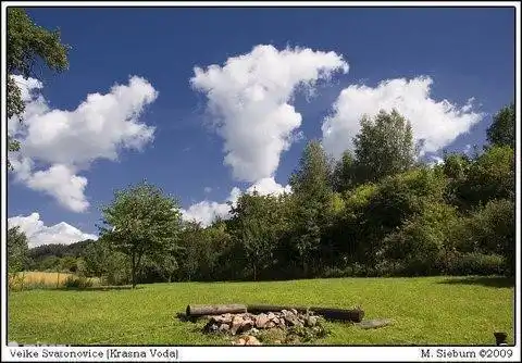 El pozo de fuego en el amplio jardín le permite disfrutar juntos de la puesta de sol.