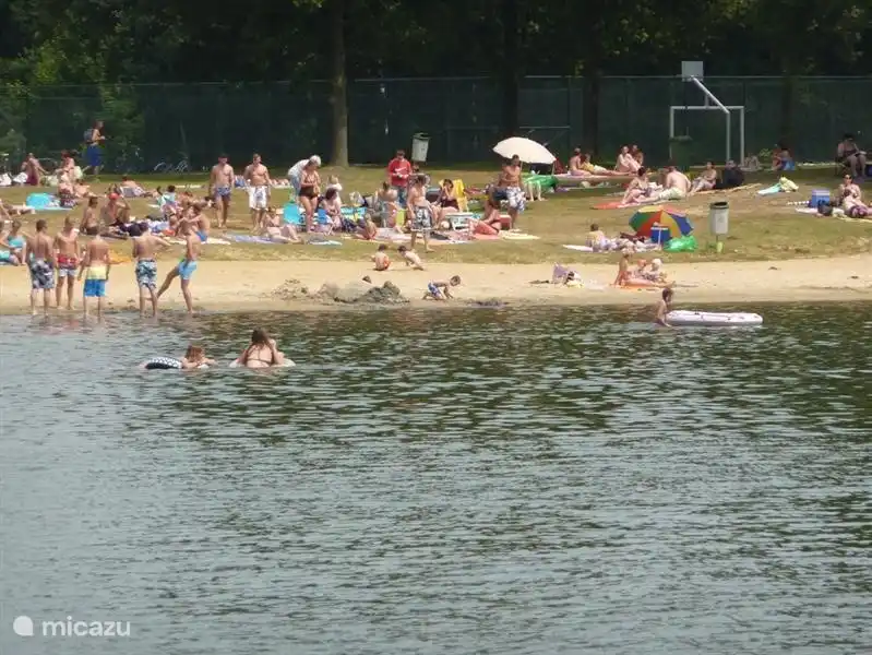 Construisez des châteaux de sable, détendez-vous, lisez un livre ! Tout est possible sur la plage de sable de la piscine récréative ! Vous voyez-vous assis les pieds dans le sable ? Voyez si la période souhaitée est toujours disponible !