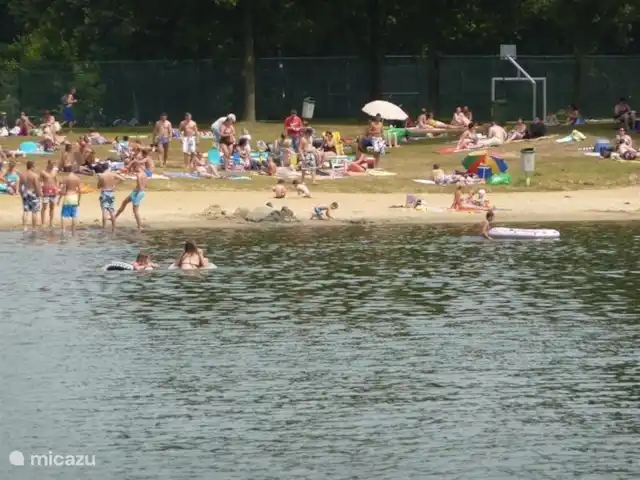 Location de Vacances Pays-Bas, Limbourg, Echt-Susteren, chalet - Chalet Limbourg Construisez des châteaux de sable, détendez-vous, lisez un livre ! Tout est possible sur la plage de sable de la piscine récréative ! Vous voyez-vous assis les pieds dans le sable ? Voyez si la période souhaitée est toujours disponible !