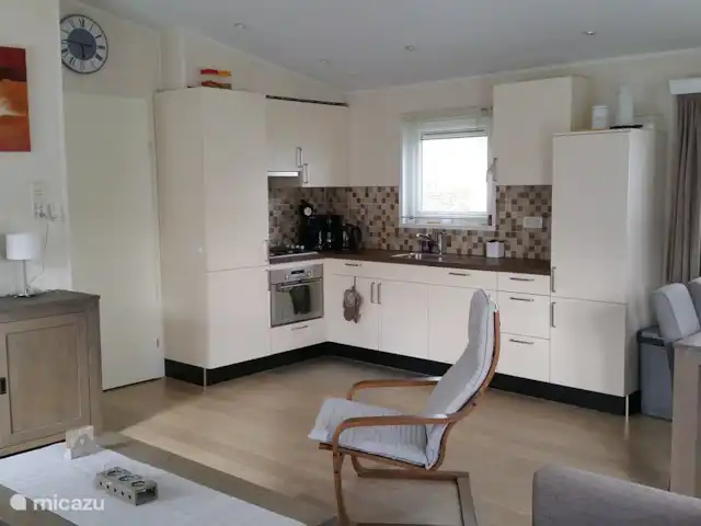 Location de Vacances Pays-Bas, Limbourg, Echt-Susteren, chalet - Chalet Limbourg Séjour cosy avec cuisine ouverte. La cuisine est entièrement équipée avec lave-vaisselle, four et micro-ondes.