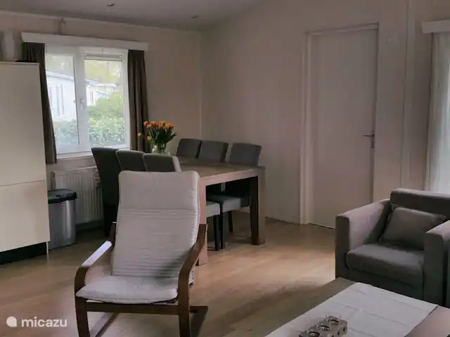 Location de Vacances Pays-Bas, Limbourg, Echt-Susteren, chalet - Chalet Limbourg Vue de la cuisine, coin repas. La porte coulissante vous donne accès au jardin merveilleusement ensoleillé.