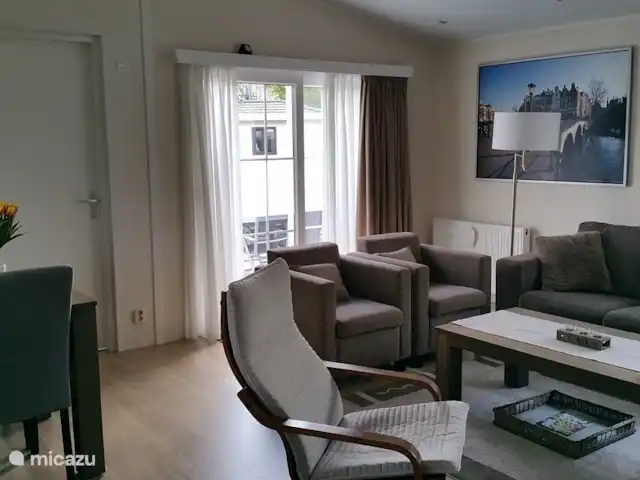 Location de Vacances Pays-Bas, Limbourg, Echt-Susteren, chalet - Chalet Limbourg Salon spacieux et lumineux avec canapé et fauteuils confortables.
