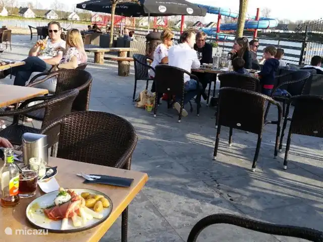 Location de Vacances Pays-Bas, Limbourg, Echt-Susteren, chalet - Chalet Limbourg Manger des asperges sur la agréable terrasse au bord de l'eau en avril.