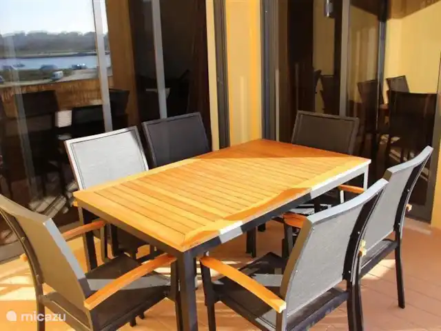 vakantiehuis huren in Portugal, Algarve, Ferragudo – Casa Marinha - Vitor's Village Tafel op terras bij de woonkamer, met zicht op de zonsondergang boven de Arade rivier.