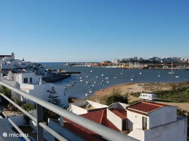 vakantiehuis huren in Portugal, Algarve, Ferragudo – Casa Marinha - Vitor's Village Eén van de mooiste zichten in de Algarve : In 360° ziet u Ferragudo met vissersbootjes, de monding van de Arade rivier in de Atlantische Oceaan, de jachthaven van Portimao  de Arade rivier, waarop er altijd beweging is en soms cruiseschepen aanmeren, de bergen van Monchique