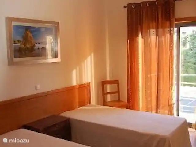 vakantiehuis huren in Portugal, Algarve, Ferragudo – Casa Marinha - Vitor's Village Slaapkamer 2 met dubbele kleerkast en eigen badkamer, schuifdeuren naar apart terras, waar de zon u 's morgens verwelkomt. 
Elk van de vier slaapkamers heeft een zeer ruime kleerkast. Twee slaapkamers hebben een tweepersoonsbed. De twee andere hebben aparte bedden, die samengevoegd kunnen worden.