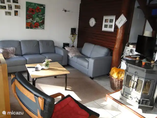 Soy Sternberg 33 en Alemania, Sauerland, Frankenau - casa vacacional El salón incluye un sofá de cuero y una acogedora estufa de leña.