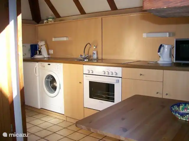 Soy Sternberg 33 en Alemania, Sauerland, Frankenau - casa vacacional La cocina está totalmente equipada con
incluyendo vitrocerámica, horno, frigorífico con congelador, Senseo y cafetera de filtro, tetera, microondas.
