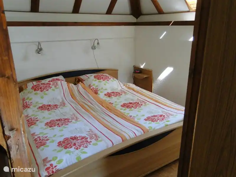 La maison dispose de 3 chambres, une chambre est au rez-de-chaussée, les 2 autres chambres
sont au 1er étage
La chambre du bas dispose de 2 placards et d'un WC séparé avec lavabo Les chambres du 1er étage sont toutes deux équipées de placards et d'un lavabo