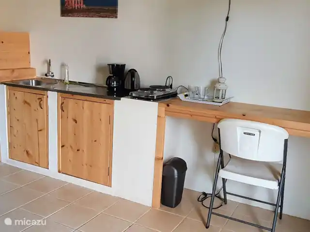 Location de Vacances Curaçao, Curaçao-Centre, Willemstad, appartement - Appartement avec piscine privée La kitchenette est équipée d'un réfrigérateur avec compartiment congélateur, d'un four micro-ondes, d'une cuisinière 2 feux, d'une bouilloire et d'une cafetière.