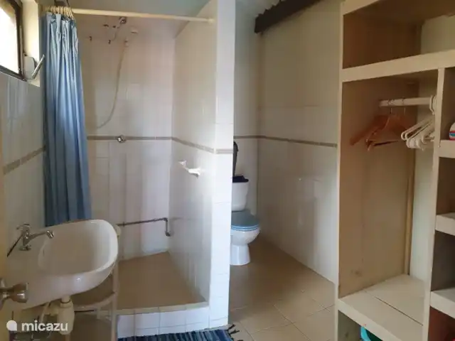 Location de Vacances Curaçao, Curaçao-Centre, Willemstad, appartement - Appartement avec piscine privée Salle de bain spacieuse (10 m2) avec eau chaude. Il y a aussi une grande armoire van.