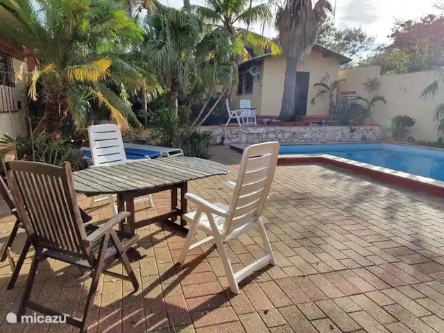 Location de Vacances Curaçao, Curaçao-Centre, Willemstad, appartement - Appartement avec piscine privée Plusieurs endroits pour s'asseoir dans le jardin