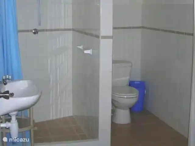 Location de Vacances Curaçao, Curaçao-Centre, Willemstad, appartement - Appartement avec piscine privée Salle de bain spacieuse (10 m2), également avec placard.