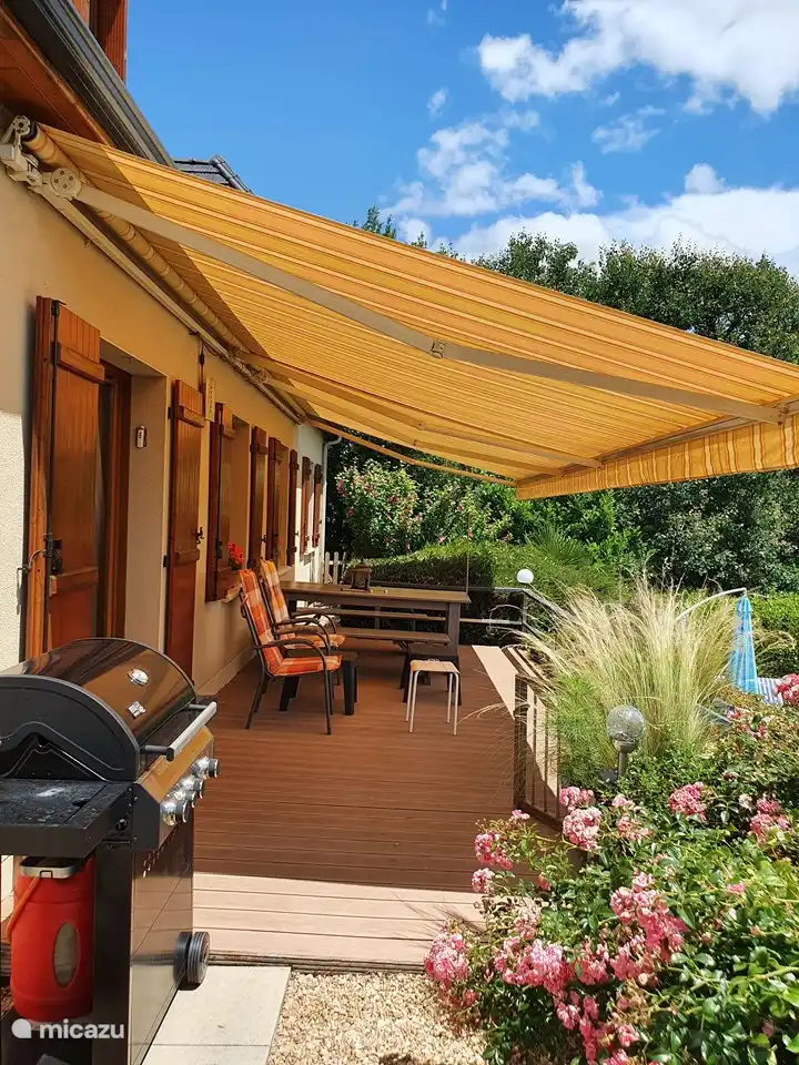 Terrasse avec barbecue à l’arrière avec vue