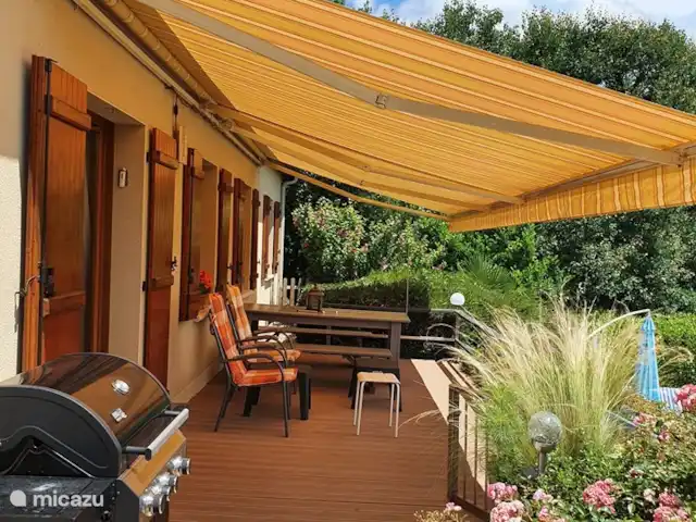 Casa de vacaciones Maraval en Francia, Dordoña, Cublac - casa vacacional Terraza con barbacoa trasera con vistas
