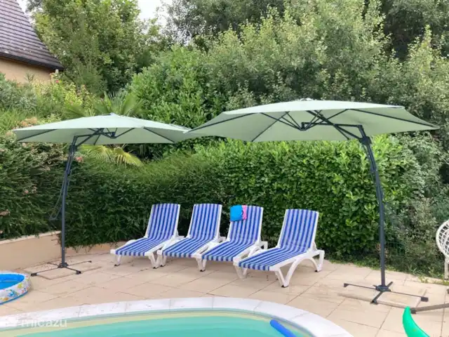 Casa de vacaciones Maraval en Francia, Dordoña, Cublac - casa vacacional Piscina con tumbonas y sombrillas