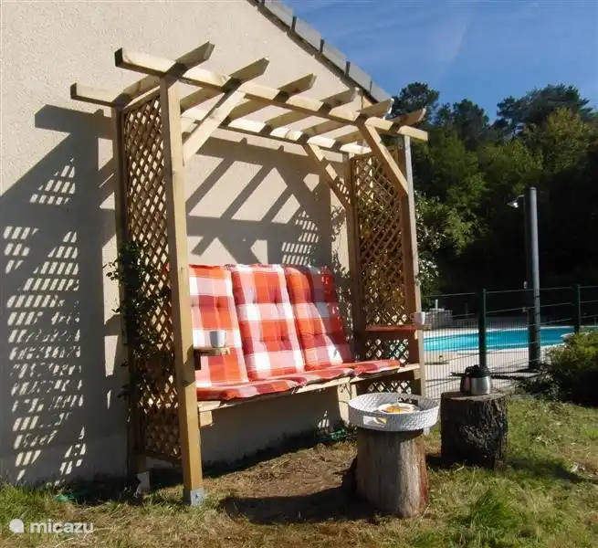 Banc en arc de rose avec vue