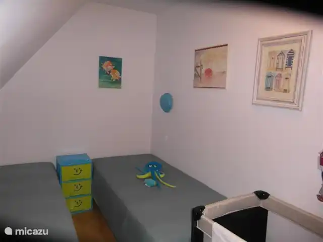 Casa de vacaciones Maraval en Francia, Dordoña, Cublac - casa vacacional Habitación infantil con 2 camas con somier, cuna con colchón, edredón, libros infantiles holandeses, armario de juguetes, 1 lámpara de pared, mosquitera, edredones, almohadas