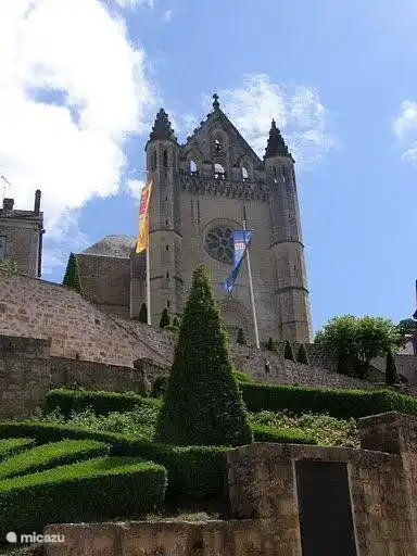 L'eglise Saint Sour Terrasson, très joliment illuminée la nuit dans la vieille ville.