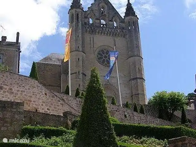 Casa de vacaciones Maraval en Francia, Dordoña, Cublac - casa vacacional La eglise St. Sour Terrasson, muy bien iluminada por la noche en el casco antiguo.