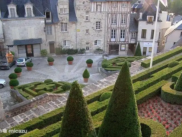 Casa de vacaciones Maraval en Francia, Dordoña, Cublac - casa vacacional Le vieille ville de Terrasson está bellamente iluminada por la noche.