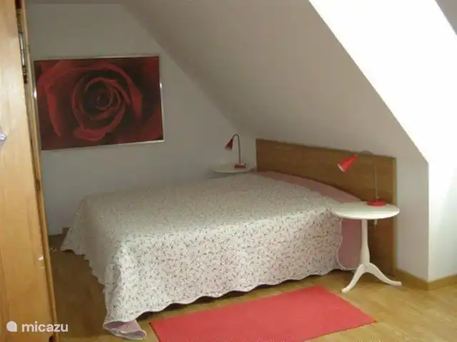 Casa de vacaciones Maraval en Francia, Dordoña, Cublac - casa vacacional 2 camas con somier para 1 persona de 90 x200, amplio armario y 1 sillón, 2 mesitas de noche con 2 luces de noche, mosquitera, edredones, almohadas, colcha y lugar de trabajo de fibra de vidrio