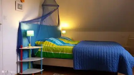 Chambre bleue 2 x sommier tapissier 90x200 cm couvre-lit oreillers tables de chevet lampes armoire banc mobile climatisation