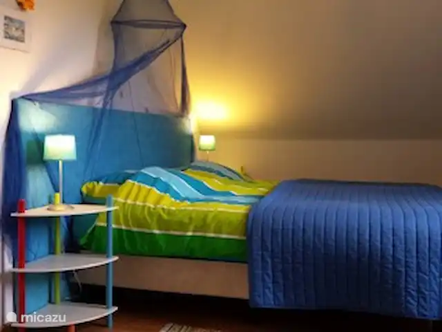 Casa de vacaciones Maraval en Francia, Dordoña, Cublac - casa vacacional Habitación azul 2 x somier 90x200 cm colcha almohadas mesitas de noche lámparas armario banco móvil aire acondicionado