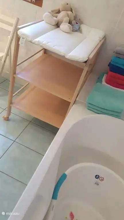 Table à langer pour enfants dans la salle de bain à l’étage