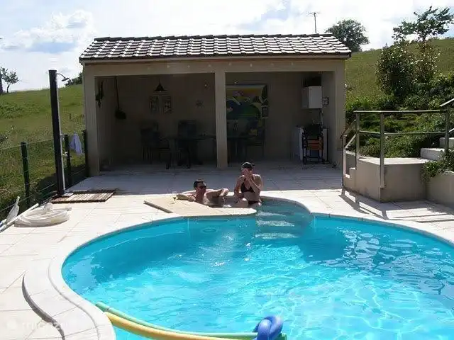 Casa de vacaciones Maraval en Francia, Dordoña, Cublac - casa vacacional Con zona de bienestar lamentablemente ya no es tan potente después de mover el motor debido a la contaminación acústica, cocina al aire libre con nevera nueva.